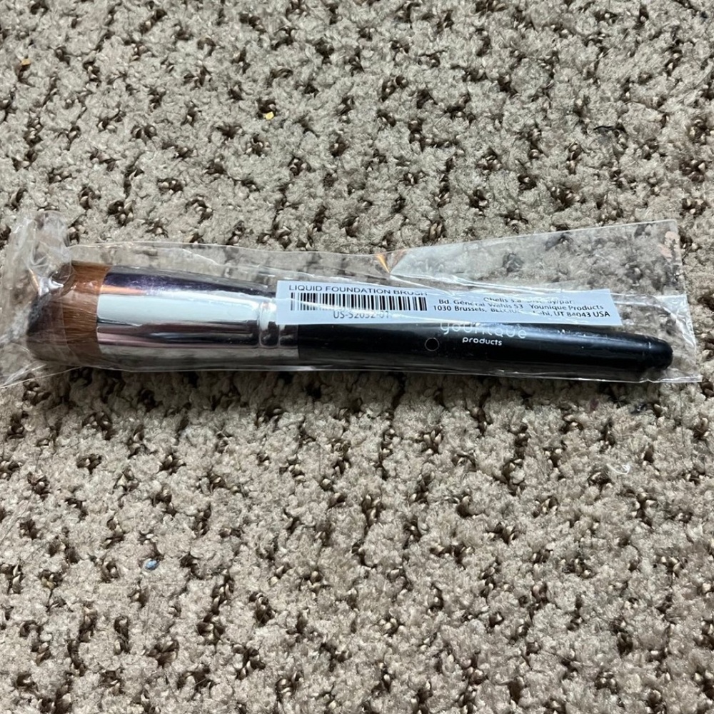 YOUNIQUE Liquid Foundation Brush  BNIB